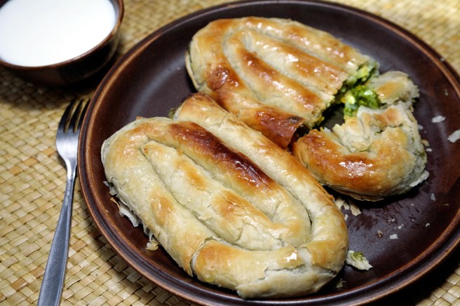 Burek na krožniku.