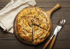 Bi jedli doma pripravljen sirov burek? Nič lažjega, imamo hitro različico recepta, ki vas bo navdušila!