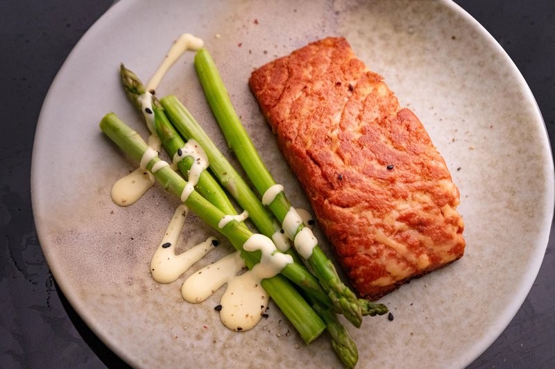 Dieta brez ogljikovih hidratov je podobna ketogeni dieti, vendar je lahko še bolj restriktivna, saj popolnoma izključuje ogljikove hidrate, medtem ko keto dieta dovoljuje omejen vnos (približno 30 gramov na dan). (foto: profimedia)