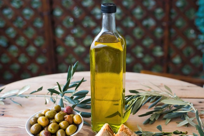 Oljčno olje, olive in kruh.