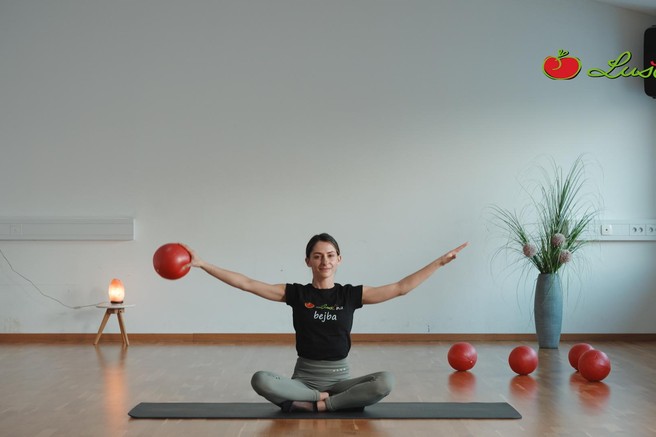 VIDEO VADNICA: Pilates z žogo je tista vadba, ki res odlično krepi in oblikuje telo (+ LUŠTen RECEPT za podporo vadbi)