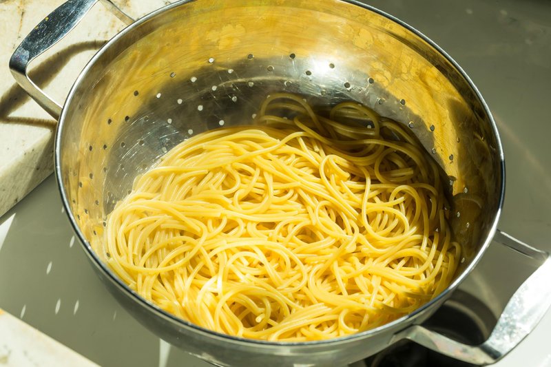 Mnogi še vedno ne vedo, ali je testenine po kuhanju treba izpirati: pri Barilli zdaj razkrivajo resnico