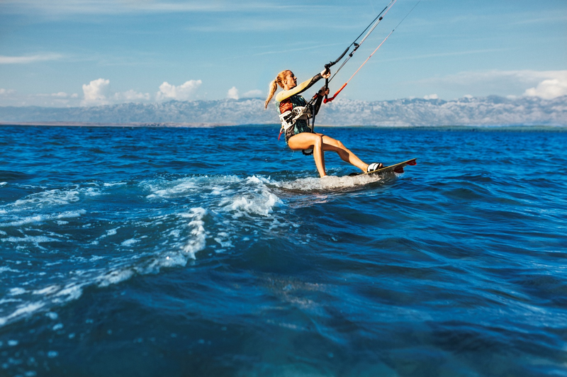 Kitesurfing v Ninu – adrenalin, veter in valovi za nepozabno morsko avanturo!