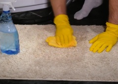 Preproge lahko globinsko očistite v samo 15 minutah s sestavino, ki jo imate doma (VIDEO)