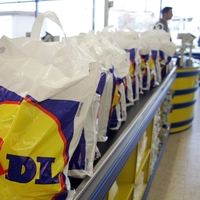 Kupci ogorčeni nad novostjo, ki jo je na skrivaj uvedel Lidl: na računu se je pojavila skrivnostna postavka