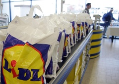 Kupci ogorčeni nad novostjo, ki jo je na skrivaj uvedel Lidl: na računu se je pojavila skrivnostna postavka