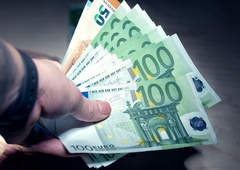 Kdaj ne bi smeli plačevati s kartico? V teh 5 primerih je gotovina edina pametna izbira, opozarjajo finančni strokovnjaki