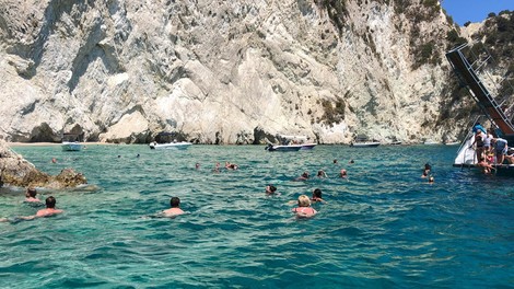 Destinacija, ki jo Slovenci naravnost obožujejo, je bila razglašena za prestolnico množičnega turizma: obiskovalci poročajo o gneči, hrupu in smeteh
