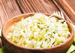 Pozabite na nož in ribežnik: tako boste zelje narezali v 2 minutah, da bo tanko in popolno