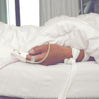 7 sekund je bil mrtev, nato pa opisal svojo izkušnjo: "Tri bitja so mi ponudila izbiro ..." (srhljiva zgodba, ob katerih se dlake postavijo pokonci)