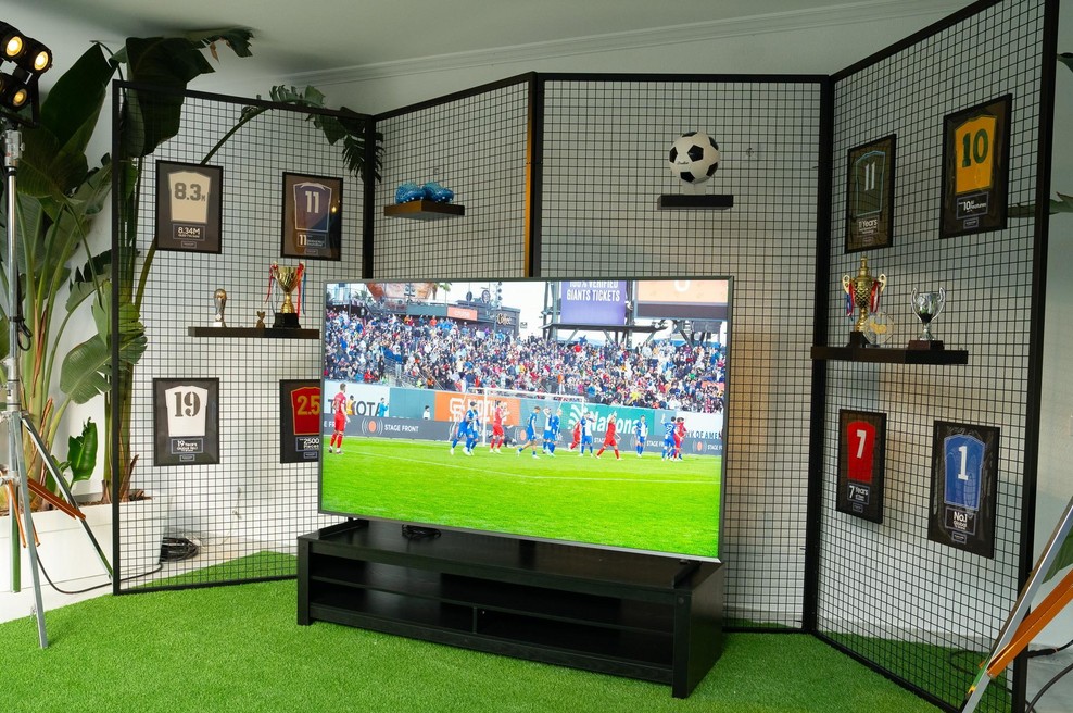 Če si želite naslednjo (nogometno) tekmo ogledati ''v živo'', udobno nameščeni v domačem fotelju, čim prej poskrbite za te 3 stvari (foto: Samsung)
