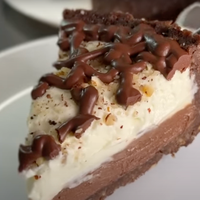 Ta noro dobra torta je pripravljena v 5 minutah: Tako brez moke in peke pripravite pravo poslastico