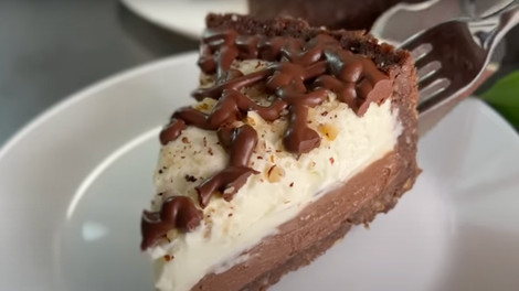 Ta noro dobra torta je pripravljena v 5 minutah: Tako brez moke in peke pripravite pravo poslastico