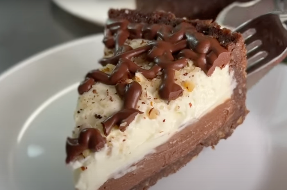 Ta noro dobra torta je pripravljena v 5 minutah: Tako brez moke in peke pripravite pravo poslastico (foto: Youtube Gesund und schnell (Posnetek zaslona))