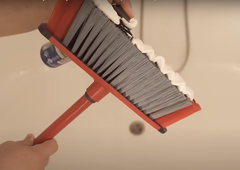 Na metlo nanesite peno za britje in vaš dom bo zasijal kot nov: genialen trik za čiščenje, ki je obnorel splet (VIDEO)