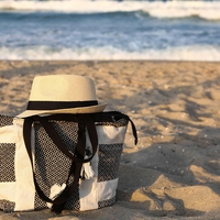 Na plažo vam ni treba nositi velike torbe: potrebujete le brisačo in ta genialen trik! (VIDEO)