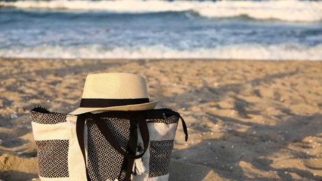 Na plažo vam ni treba nositi velike torbe: potrebujete le brisačo in ta genialen trik! (VIDEO)