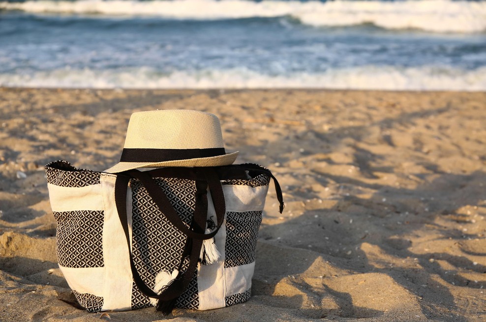 Na plažo vam ni treba nositi velike torbe: potrebujete le brisačo in ta genialen trik! (VIDEO) (foto: Profimedia)