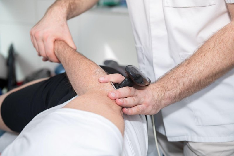 Najpogostejše poškodbe komolca – kaj lahko povzroča bolečine v komolcu?