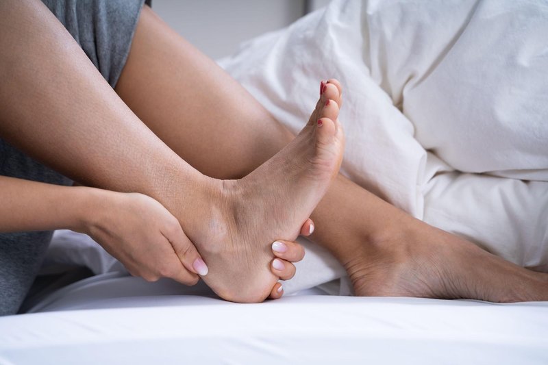 Bolečina, ki jo čutite v stopalu, je morda trn v peti - kako poteka zdravljenje