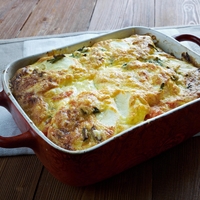 Lahka poletna musaka, ki je pripravljena v trenutku: razkrivamo recept za eno najbolj priljubljenih jedi v vročih dneh