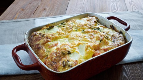 Lahka poletna musaka, ki je pripravljena v trenutku: razkrivamo recept za eno najbolj priljubljenih jedi v vročih dneh