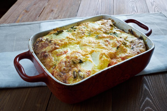 Lahka poletna musaka, ki je pripravljena v trenutku: razkrivamo recept za eno najbolj priljubljenih jedi v vročih dneh