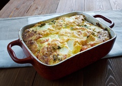 Lahka poletna musaka, ki je pripravljena v trenutku: razkrivamo recept za eno najbolj priljubljenih jedi v vročih dneh