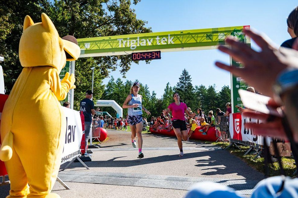 Fizioterapevtka udeleženkam projekta Moja prva 10ka ponudila nekaj ključnih nasvetov za varne priprave na prihajajoči maraton (foto: Triglav)