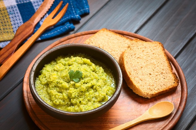 Imate doma preveč bučk? Pripravite bučkin pesto, ki je letos poleti pravi hit