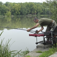 Ribič na kopno izvlekel ulov, da te kap: gre za pravo podvodno pošast, po boju z njo komaj še stal na nogah