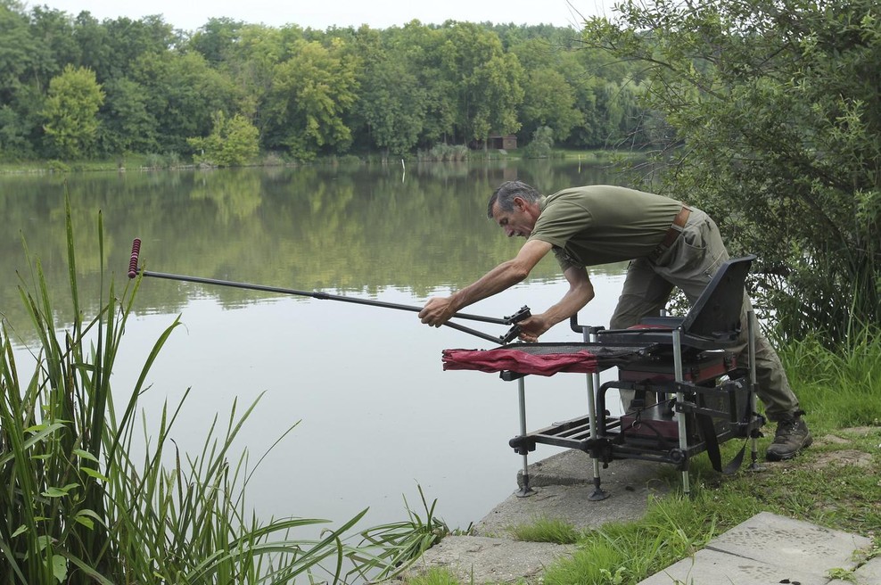 Ribič na jezeru (foto: Profimedia)