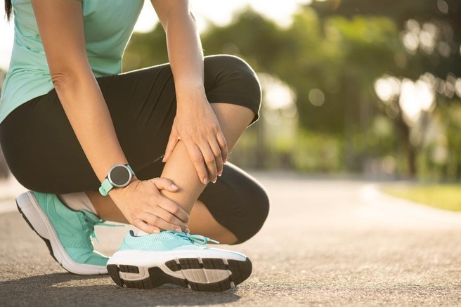 Bolečina v gležnju med tekom – od prvih bolečin do celostne rehabilitacije!