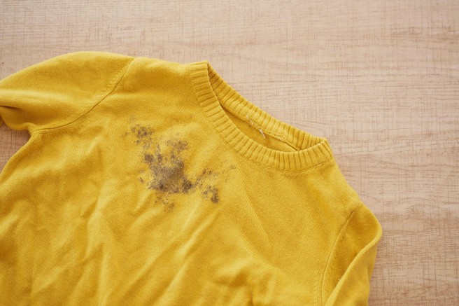 Brez kisa, sode ali krede: ta enostaven trik učinkovito odstrani madeže z oblačil – narediti morate le eno preprosto stvar