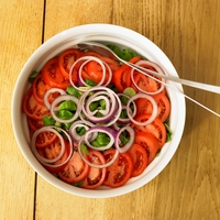 Ta srbska solata velja za eno najbolj priljubljenih na svetu: dietetičarka razkriva originalni recept in koristi za zdravje
