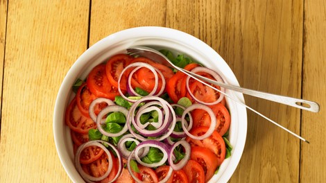 Ta srbska solata velja za eno najbolj priljubljenih na svetu: dietetičarka razkriva originalni recept in koristi za zdravje