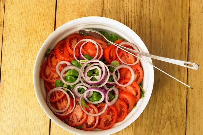 Ta srbska solata velja za eno najbolj priljubljenih na svetu: dietetičarka razkriva originalni recept in koristi za zdravje