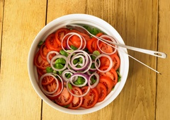 Ta srbska solata velja za eno najbolj priljubljenih na svetu: dietetičarka razkriva originalni recept in koristi za zdravje
