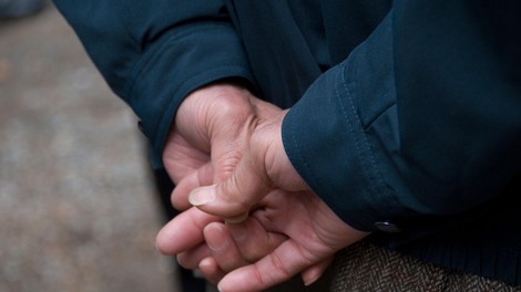 Kaj pomeni, če nekdo med hojo drži roke za hrbtom? Psihologi imajo zanimivo razlago