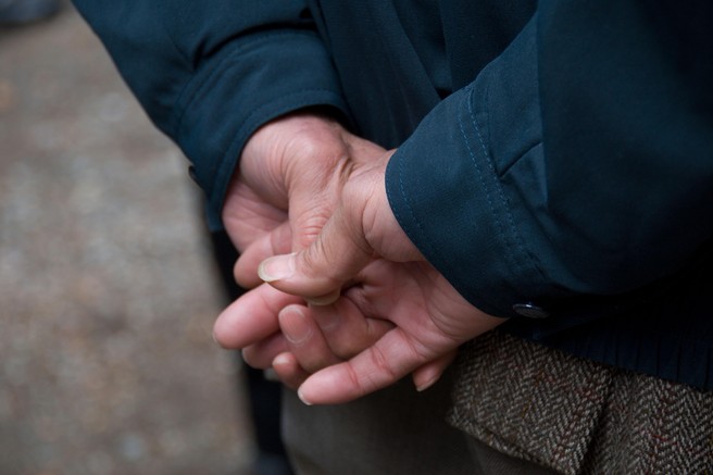 Kaj pomeni, če nekdo med hojo drži roke za hrbtom? Psihologi imajo zanimivo razlago