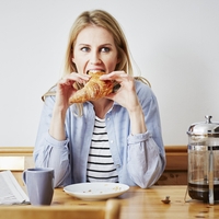Od stalne lakote do krhkih nohtov in las: nutricionisti razkrivajo znake, da ne zaužijete dovolj beljakovin