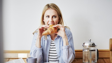 Od stalne lakote do krhkih nohtov in las: nutricionisti razkrivajo znake, da ne zaužijete dovolj beljakovin