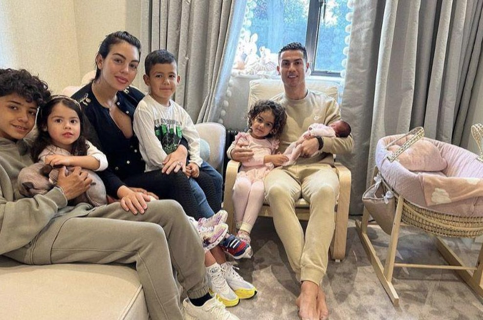 Po "nezdravi" hrani je obvezna telovadba, nogomet pa je na sporedu vsak dan: to je 5 pravil, ki se jih pri vzgoji otrok drži Cristiano Ronaldo (foto: Profimedia)