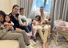 Po "nezdravi" hrani je obvezna telovadba, nogomet pa je na sporedu vsak dan: to je 5 pravil, ki se jih pri vzgoji otrok drži Cristiano Ronaldo