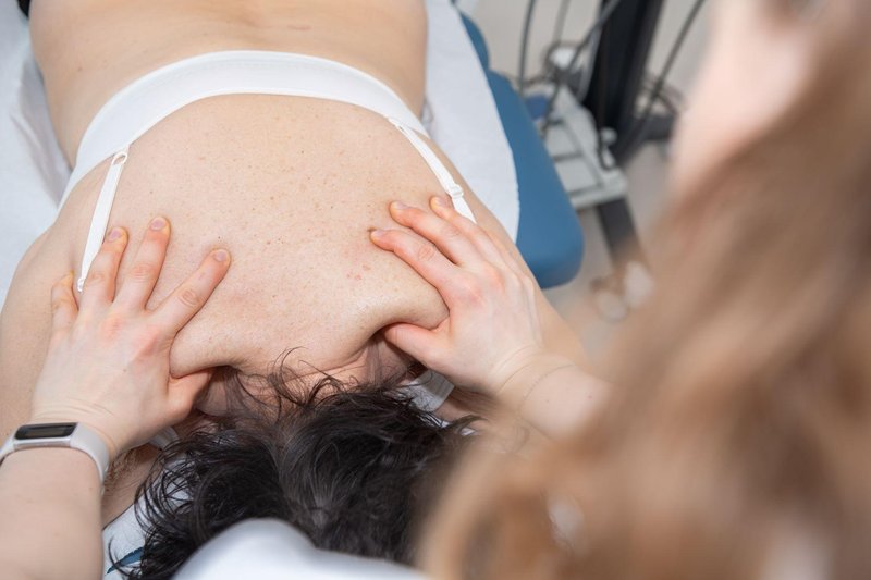 Kako izravnana vratna lordoza vpliva na držo in zdravje hrbtenice?