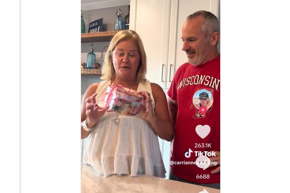 Priča ji je rekla, naj poročno darilo odpre čez 25 let: ko ga je končno odprla, je ostala brez besed (foto: Posnetek zaslona TikTok)