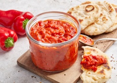 Starinski recept za ajvar, star več kot 100 let, je razburil splet: glavna sestavina vas bo presenetila