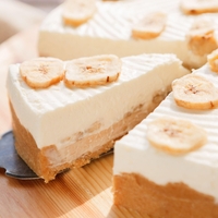 Tako pripravite kremast bananin cheesecake: priprava je otročje enostavna, končni rezultat pa bo navdušil tudi zahtevne gurmane