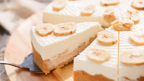Tako pripravite kremast bananin cheesecake: priprava je otročje enostavna, končni rezultat pa bo navdušil tudi zahtevne gurmane