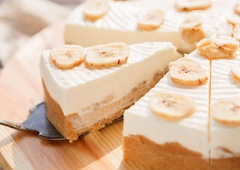 Tako pripravite kremast bananin cheesecake: priprava je otročje enostavna, končni rezultat pa bo navdušil tudi zahtevne gurmane